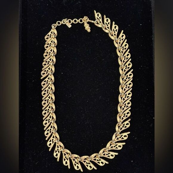 Vintage Monet Gold Tone Necklace - Picture 4 of 4